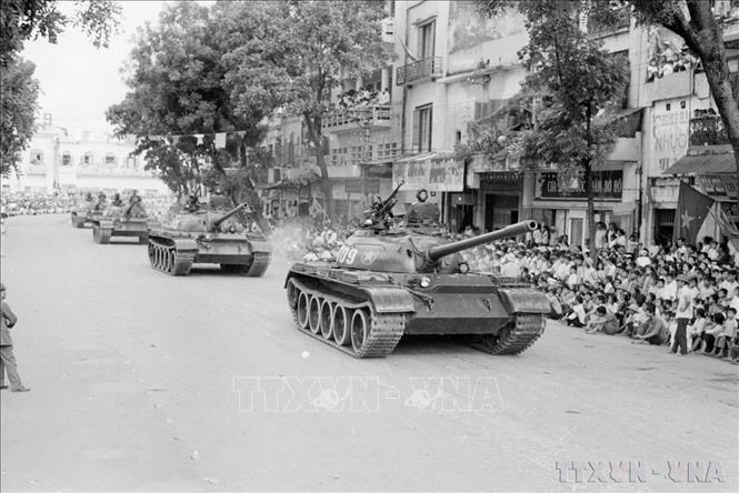 Khối xe tăng thiết giáp diễu hành trên các tuyến phố Thủ đô trong sáng 2/9/1975. Ảnh: TTXVN