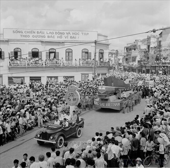 Hàng vạn người dân Thủ đô đón chào các khối diễu hành trong sáng 2/9/1975. Ảnh: TTXVN