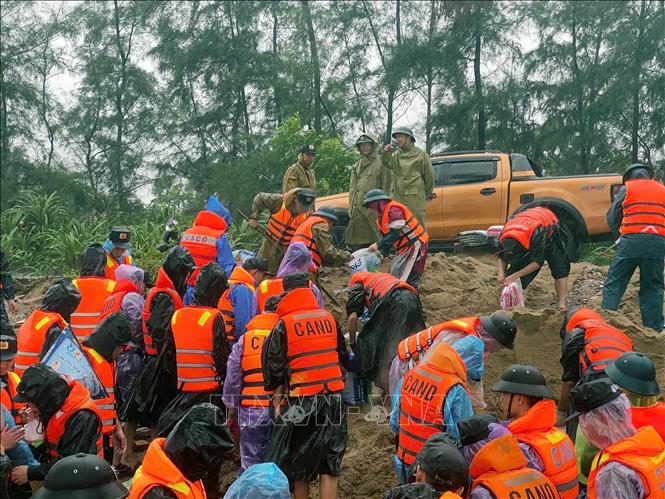 Reinforcing sea embankments in Ha Tinh province. VNA/Photo by courtesy
