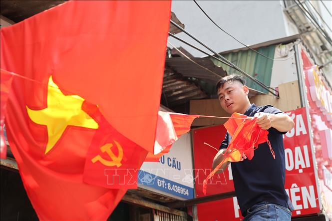 Người dân Thủ đô tích cực trang hoàng nhà cửa bằng cờ Tổ quốc và cờ Đảng, chuẩn bị chào đón Đại lễ. Ảnh: Vũ Quang – TTXVN