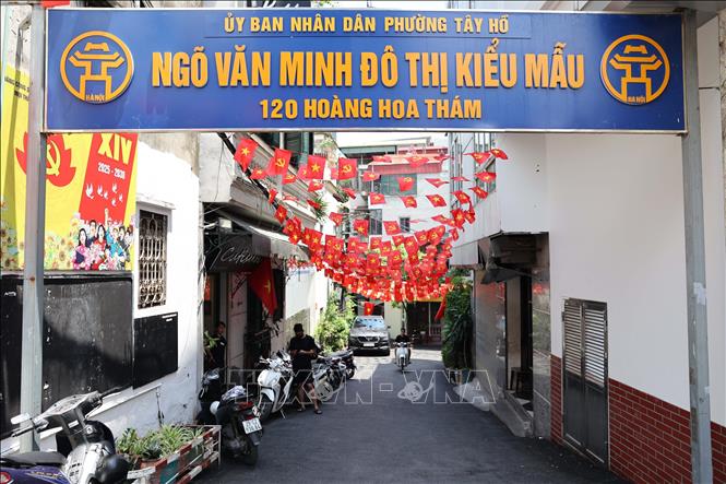 Một con ngõ tại phường Tây Hồ được trang hoàng lộng lẫy bằng cờ Tổ quốc và cờ Đảng. Ảnh: Vũ Quang – TTXVN