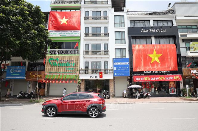 Nhiều ngôi nhà trên đường Trần Khát Chân được treo những lá cờ Tổ quốc kích thước lớn chào đón Đại lễ. Ảnh: Vũ Quang – TTXVN