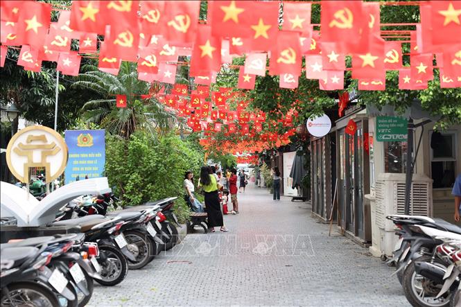 Phố 19 Tháng 12 được trang trí bằng cờ dây, tạo nên một không gian ấn tượng. Ảnh: Vũ Quang – TTXVN