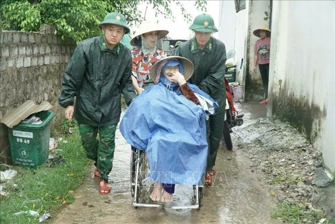 Border guards in Thanh Hoa province assist to evacuate local people to safe places. VNA Photo