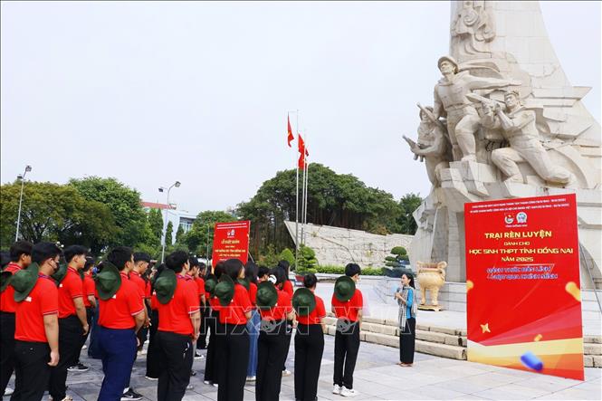 Tượng đài Chiến thắng Đồng Xoài luôn sừng sững hiên ngang, trở thành điểm đến để nhớ và tri ân lớp lớp cha anh đi trước đã hy sinh tuổi trẻ, máu xương cho hòa bình, độc lập của Tổ quốc. Ảnh: Nhật Bình – TTXVN