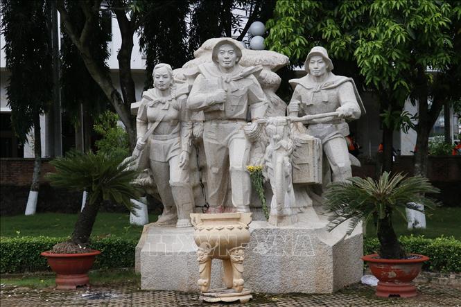 Tượng 3 chiến sĩ trong khuôn viên Di tích lịch sử quốc gia địa điểm Chiến thắng Đồng Xoài. Ảnh: Nhật Bình – TTXVN