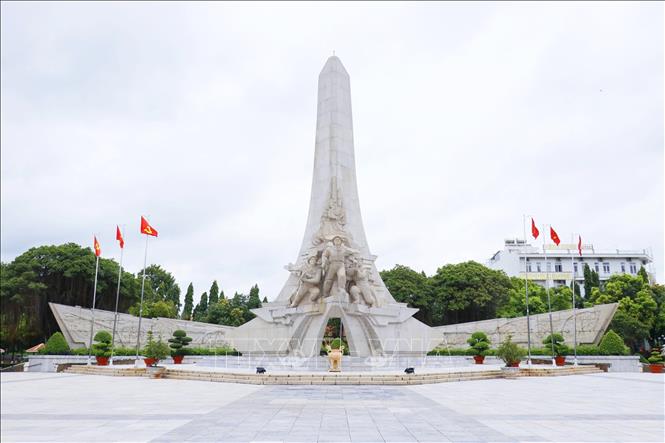 Tượng đài Chiến thắng Đồng Xoài được xây dựng nhân kỷ niệm 40 năm ngày Chiến thắng Đồng Xoài (9/6/1965 – 9/6/2005). Ảnh: Nhật Bình – TTXVN