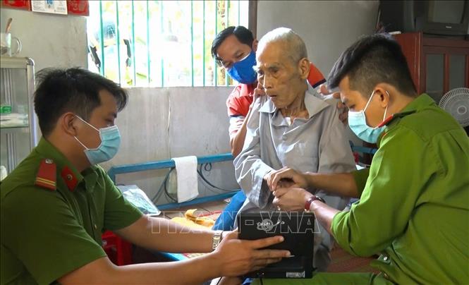 Lực lượng Công an cơ sở đến tận nhà làm Căn cước công dân cho người cao tuổi ở thành phố Cần Thơ. Ảnh: TTXVN phát