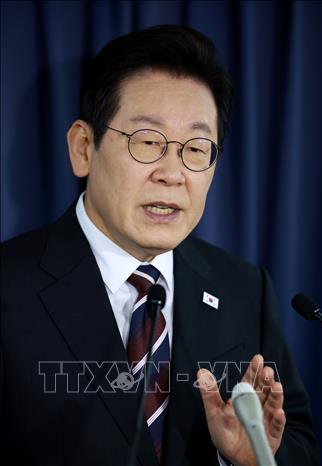 Tổng thống Hàn Quốc Lee Jae Myung phát biểu với báo giới trên chuyến bay tới Mỹ ngày 24/8/2025. Ảnh: Yonhap/TTXVN