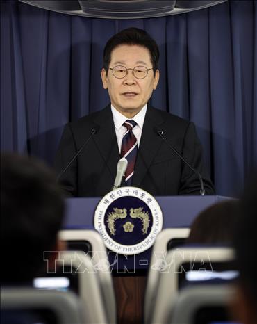 Tổng thống Hàn Quốc Lee Jae Myung phát biểu với báo giới trên chuyến bay tới Mỹ ngày 24/8/2025. Ảnh: Yonhap/TTXVN