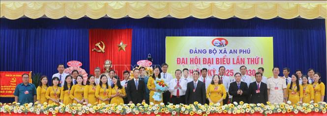 Ông Nguyễn Hoàng Thông, Tỉnh uỷ viên, Chánh Thanh tra tỉnh An Giang tặng hoa chúc mừng Ban Chấp hành Đảng bộ xã An Phú (An Giang) nhiệm kỳ 2025-2030. Ảnh: Công Mạo - TTXVN