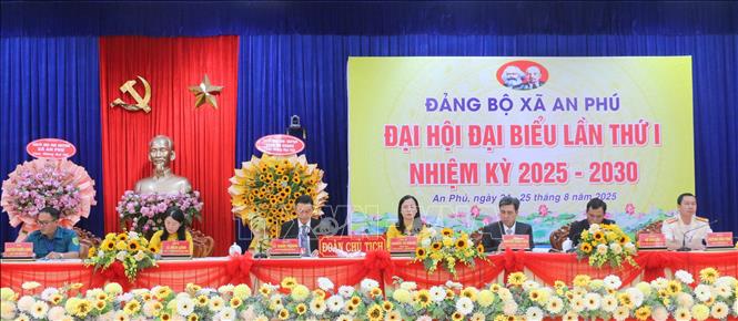 Đoàn Chủ tịch điều hành Đại hội. Ảnh: Công Mạo - TTXVN