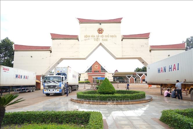 Xe chở hàng xuất cảnh qua Cửa khẩu quốc tế Xa Mát (Tây Ninh). Ảnh: Minh Phú - TTXVN