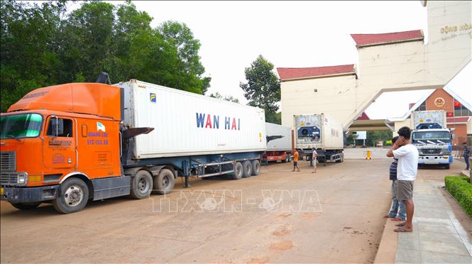 Phương tiện, hàng hóa xuất cảnh qua Cửa khẩu quốc tế Xa Mát, tỉnh Tây Ninh. Ảnh: Minh Phú - TTXVN
