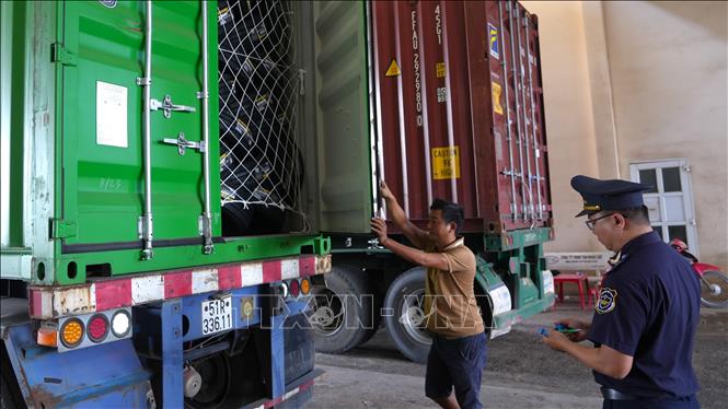 Cán bộ Hải quan kiểm tra phương tiện, hàng hóa lưu thông qua Cửa khẩu quốc tế Mộc Bài trước khi thông quan. Ảnh: Minh Phú - TTXVN