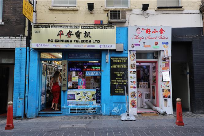 Một cửa hàng đổi tiền trong khu Chinatown London, một loại hình dịch vụ quen thuộc trong các khu phố của người Hoa trên thế giới. Ảnh: Hữu Tiến - PV TTXVN tại Anh