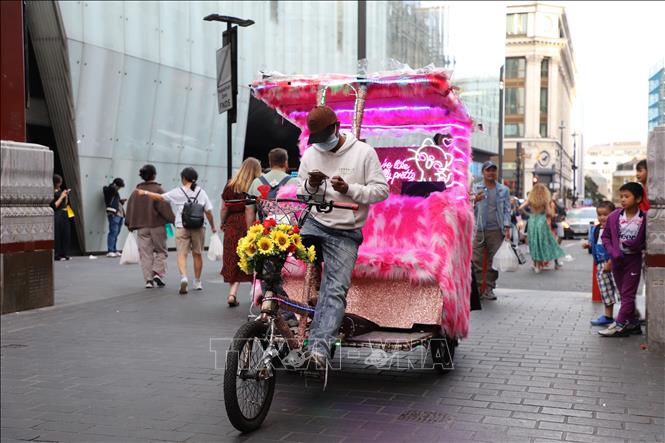 Xích lô, một sản phẩm du lịch độc đáo của khu Chinatown London. Ảnh: Hữu Tiến - PV TTXVN tại Anh