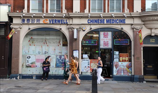 Một hiệu thuốc Đông Y Trung Quốc trong khu Chinatown London. Ảnh: Hữu Tiến - PV TTXVN tại Anh