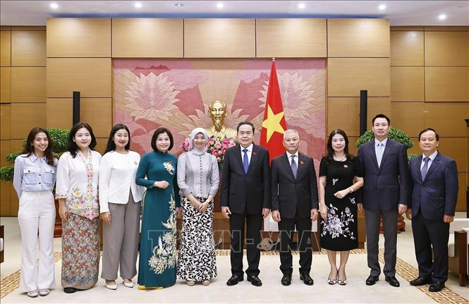 Chủ tịch Quốc hội Trần Thanh Mẫn với đại biểu. Ảnh: Doãn Tấn – TTXVN