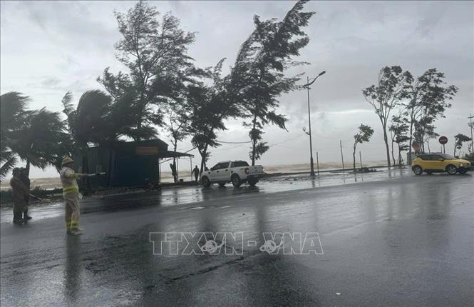 Lực lượng công an, dân quân chốt chặn tại các điểm bị ngập để phân luồng giao thông. Ảnh: Việt Hoàng - TTXVN

