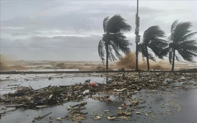 Gió mạnh, từng đợt sóng lớn đánh vào bờ đê dọc tuyến phố Hồ Xuân Hương, Sầm Sơn (Thanh Hóa). Ảnh: Việt Hoàng - TTXVN
