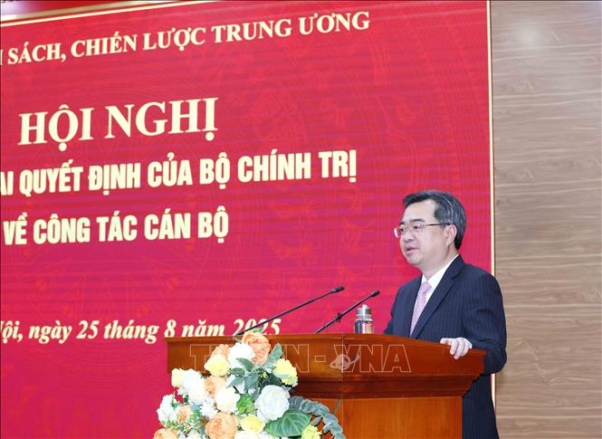 Đồng chí Nguyễn Thanh Nghị, Uỷ viên Trung ương Đảng, Trưởng Ban Chính sách, Chiến lược Trung ương phát biểu tại hội nghị. Ảnh: Phương Hoa - TTXVN