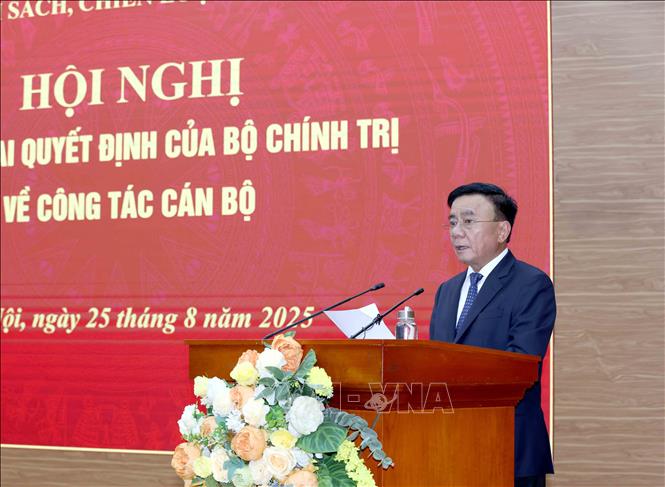 Đồng chí Trần Cẩm Tú, Uỷ viên Bộ Chính trị, Thường trực Ban Bí thư phát biểu tại hội nghị. Ảnh: Phương Hoa - TTXVN