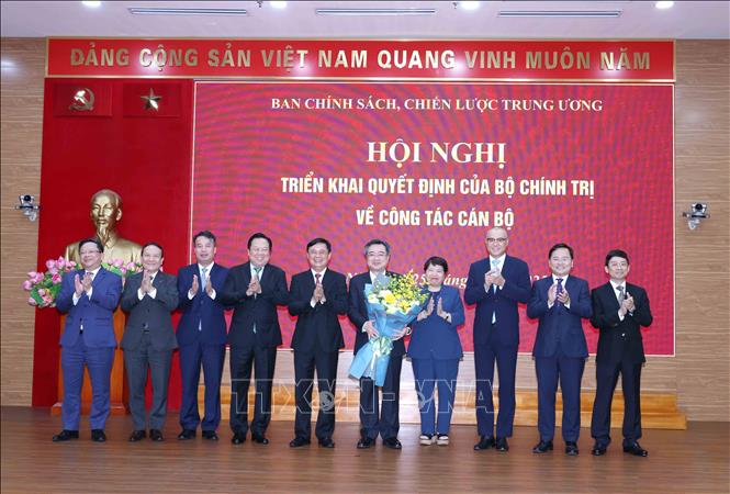 Các đồng chí lãnh đạo Ban Chính sách, Chiến lược Trung ương tặng hoa chúc mừng đồng chí Nguyễn Thanh Nghị. Ảnh: Phương Hoa - TTXVN