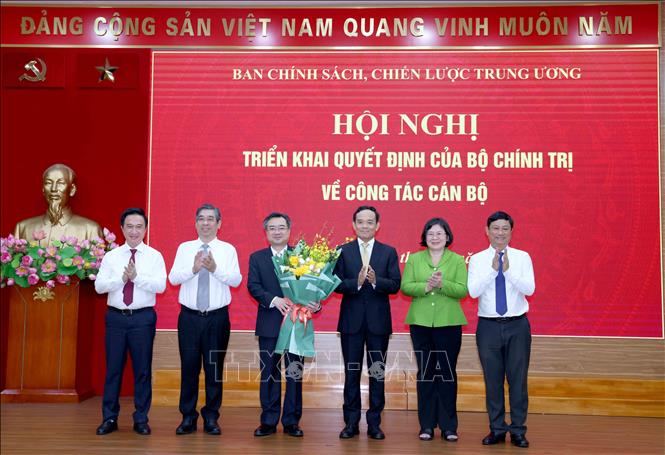Ban Thường vụ Thành uỷ Thành phố Hồ Chí Minh tặng hoa chúc mừng đồng chí Nguyễn Thanh Nghị. Ảnh: Phương Hoa - TTXVN