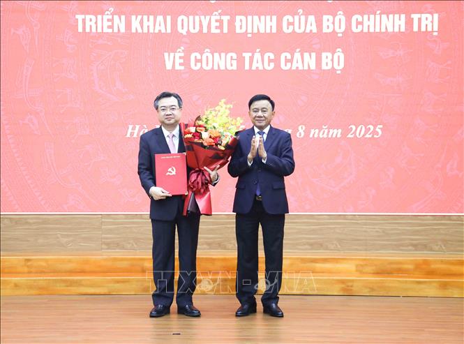 
Đồng chí Trần Cẩm Tú, Uỷ viên Bộ Chính trị, Thường trực Ban Bí thư trao Quyết định của Bộ Chính trị cho đồng chí Nguyễn Thanh Nghị. Ảnh: Phương Hoa - TTXVN