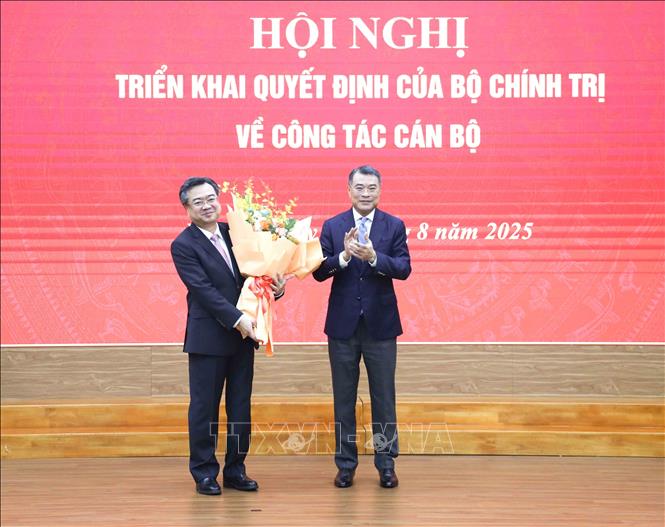 Đồng chí Lê Minh Hưng, Uỷ viên Bộ Chính trị, Bí thư Trung ương Đảng, Trưởng Ban Tổ chức Trung ương tặng hoa chúc mừng đồng chí Nguyễn Thanh Nghị. Ảnh: Phương Hoa - TTXVN