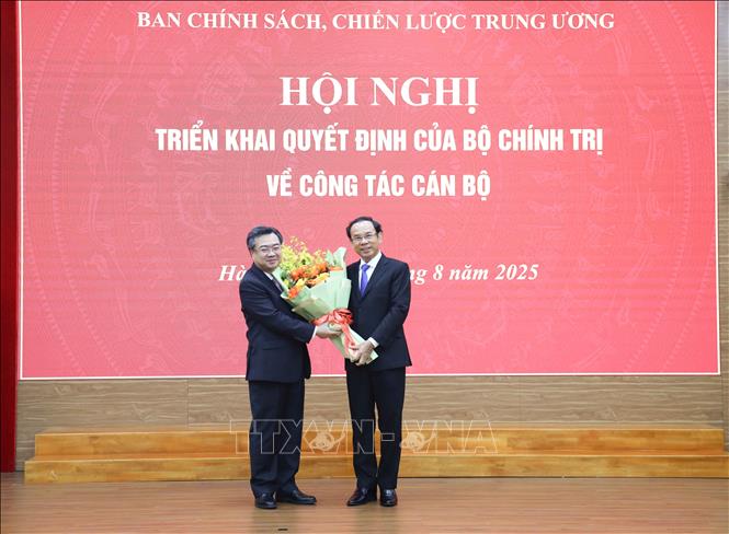 Đồng chí Nguyễn Văn Nên, Uỷ viên Bộ Chính trị, Thường trực Tiểu ban Văn kiện Đại hội Đảng lần thứ 14 tặng hoa chúc mừng đồng chí Nguyễn Thanh Nghị. Ảnh: Phương Hoa - TTXVN