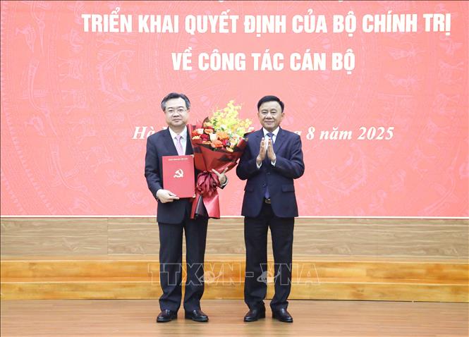 
Đồng chí Trần Cẩm Tú, Uỷ viên Bộ Chính trị, Thường trực Ban Bí thư trao Quyết định của Bộ Chính trị cho đồng chí Nguyễn Thanh Nghị. Ảnh: Phương Hoa - TTXVN
