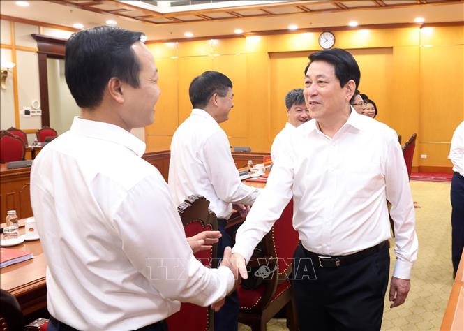 Đồng chí Lương Cường, Uỷ viên Bộ Chính trị, Chủ tịch nước với các đồng chí trong Ban Thường vụ Tỉnh ủy Điện Biên. Ảnh: Lâm Khánh - TTXVN