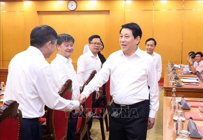 Đồng chí Lương Cường, Uỷ viên Bộ Chính trị, Chủ tịch nước với các đồng chí trong Ban Thường vụ Tỉnh ủy Điện Biên. Ảnh: Lâm Khánh - TTXVN
