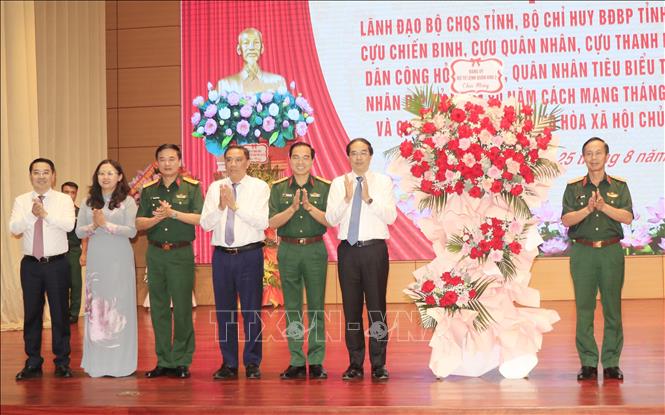 Lãnh đạo tỉnh Lào Cai tặng hoa chúc mừng các thế hệ lực lượng vũ trang địa phương tại buổi lễ. Ảnh Hồng Ninh-TTXVN