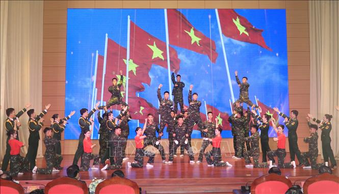 Chương trình nghệ thuật tại buổi gặp mặt các thế hệ lực lượng vũ trang Lào Cai. Ảnh Hồng Ninh-TTXVN