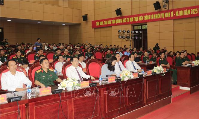 Các đại biểu dự buổi gặp mặt các thế hệ lực lượng vũ trang Lào Cai. Ảnh Hồng Ninh-TTXVN
