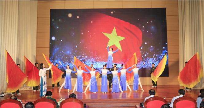Chương trình nghệ thuật tại buổi gặp mặt các thế hệ lực lượng vũ trang Lào Cai. Ảnh Hồng Ninh-TTXVN