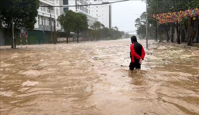 Tuyến đường Bình Minh, phường Cửa Lò bị ngập do triều cường. Ảnh: Văn Tý-TTXVN