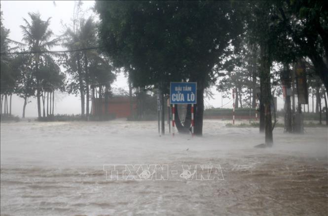 Nhiều tuyến đường ở phường Cửa Lò nước đang lên do triều cường dâng cao. Ảnh: Văn Tý-TTXVN