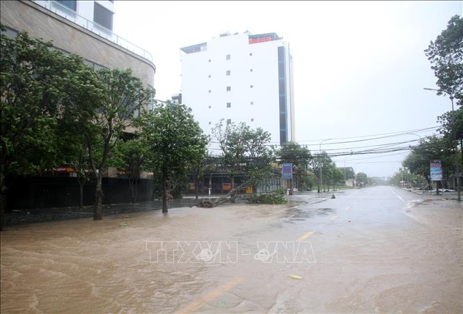 Nhiều tuyến đường ở phường Cửa Lò nước đang lên do triều cường dâng cao. Ảnh: Văn Tý-TTXVN