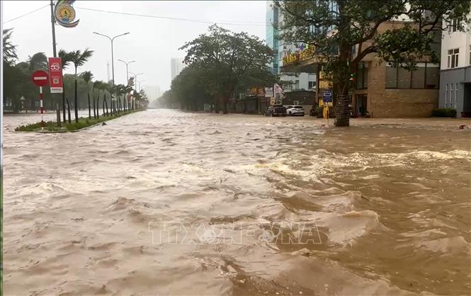 Tuyến đường Bình Minh, phường Cửa Lò bị ngập do triều cường. Ảnh: Văn Tý-TTXVN