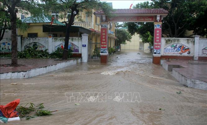 Nước tiếp tục tràn vào Trường tiểu học Thu Thủy, phường Cửa Lò. Ảnh: Văn Tý-TTXVN