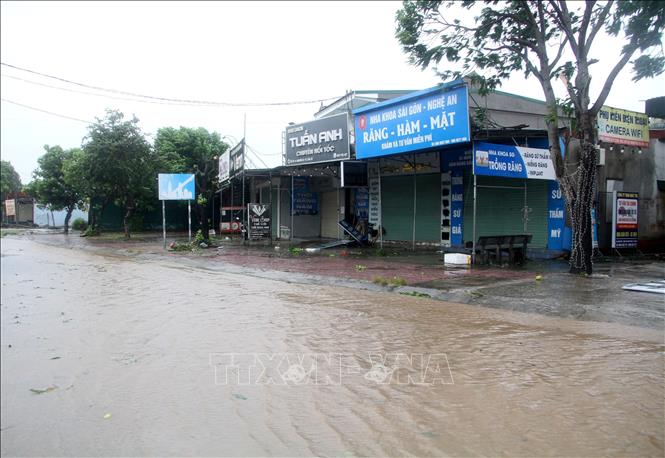 Dự báo trong đêm nay triều cường tiếp tục dâng cao, nguy cơ ngập úng sẽ xảy ra ở những vùng trũng, thấp ở ven biển. Ảnh: Văn Tý-TTXVN