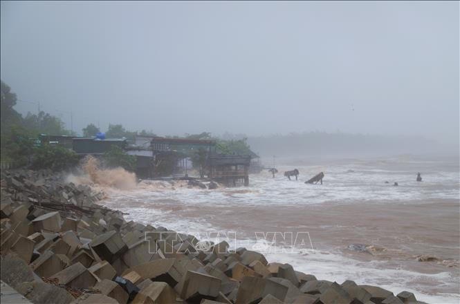 Khu du lịch biển Cửa Hiền (xã An Châu, tỉnh Nghệ An) bị ảnh hưởng nghiêm trọng bởi sóng lớn, cao liên tục đổ vào những chòi nghỉ mát. Ảnh: Xuân Tiến - TTXVN 