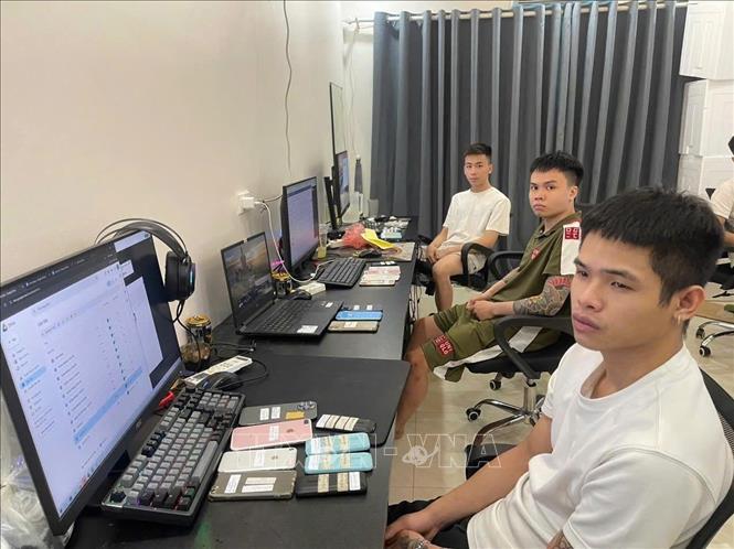 Các đối tượng và tang vật trong đường dây cho vay nặng lãi quy mô trên toàn quốc với số tiền 44 tỷ đồng bị lực lượng chức năng thành phố Đà Nẵng đã triệt phá thành công. Ảnh: TTXVN phát