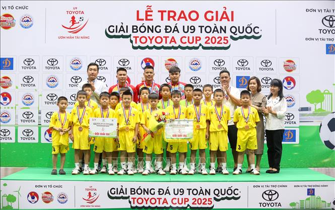 Ban Tổ chức trao giải Ba cho các cầu thủ Đội U9 Sông Lam Nghệ An. Ảnh: Giang Phương - TTXVN