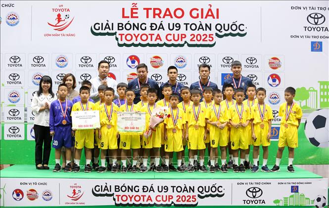 Ban Tổ chức trao giải Ba cho các cầu thủ U9 Câu lạc bộ Hà Nội. Ảnh: Giang Phương - TTXVN