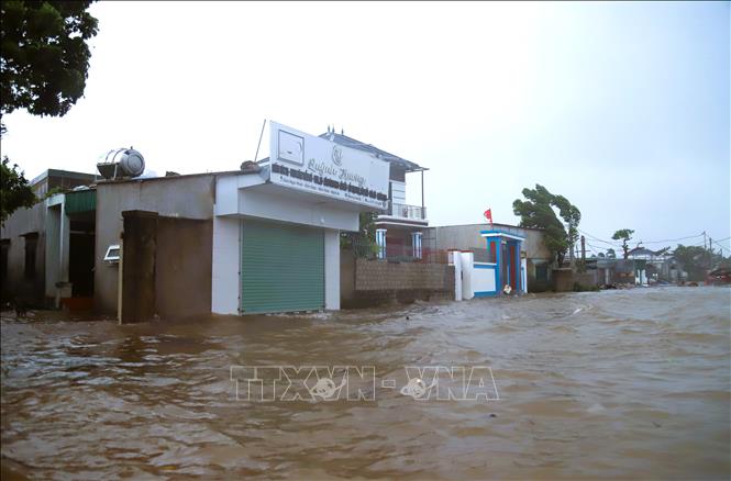 Nước biển dâng cao khiến tuyến đường qua nhiều xóm ven sông Ngọc Minh, Đông Lộc, Yên Thịnh (xã Diễn Châu, tỉnh Nghệ An) bị ngập nặng, người dân bị cô lập nhiều giờ đồng hồ. Ảnh: Xuân Tiến - TTXVN 